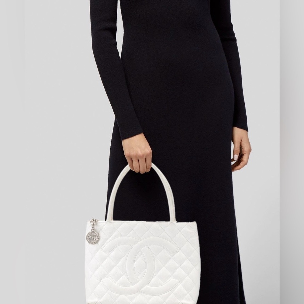 🥳CHANEL CAVIAR MEDALLION CC TOTE IN WHITE.
